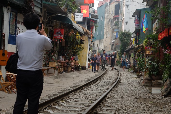 Hàng quán mọc lên san sát tại khu đường tàu Hà Nội nổi tiếng trên báo quốc tế - Ảnh 1.