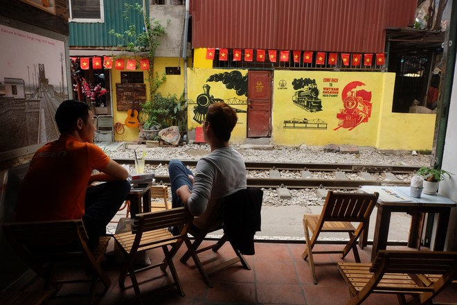 Hàng quán mọc lên san sát tại khu đường tàu Hà Nội nổi tiếng trên báo quốc tế - Ảnh 10.