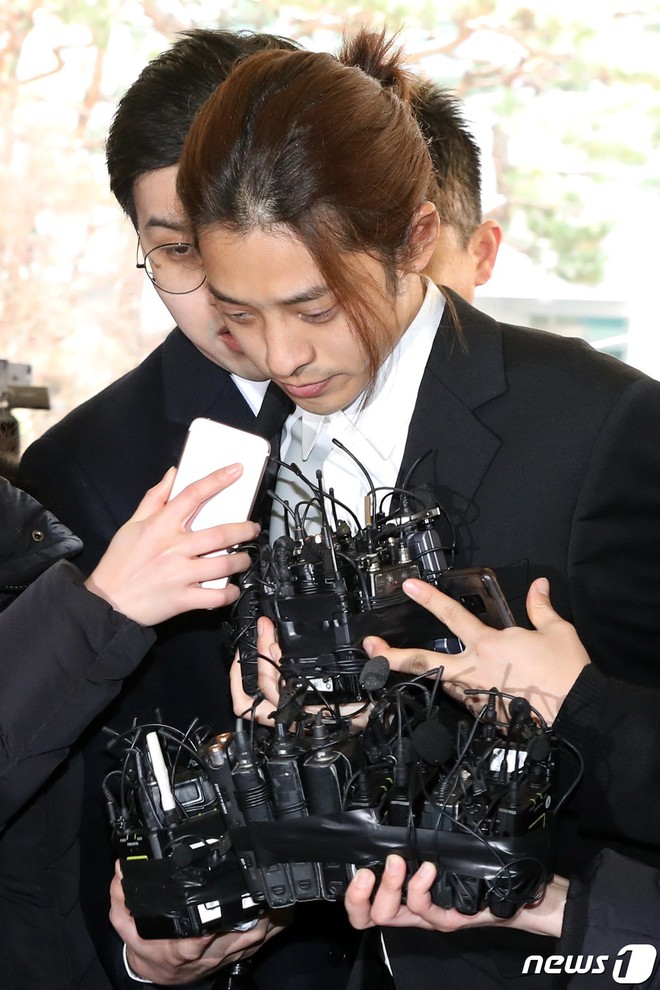 Jung Joon Young chính thức trình diện trong phiên thẩm vấn đầu tiên: Phờ phạc, bị phóng viên vây kín, hỏi dồn dập - Ảnh 13.