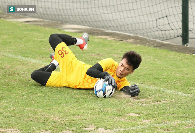 HLV Park Hang-seo cay cú chơi xấu vì bị... trợ lý quây trong trò đá ma - Ảnh 3.