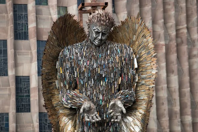 24h qua ảnh: Bức tượng được làm từ 100.000 con dao - Ảnh 1.