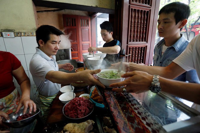 Điều gì khiến đầu bếp nổi tiếng Gordon Ramsay nói rằng: Chất lượng thức ăn Việt Nam quá cao so với giá thành! - Ảnh 6.