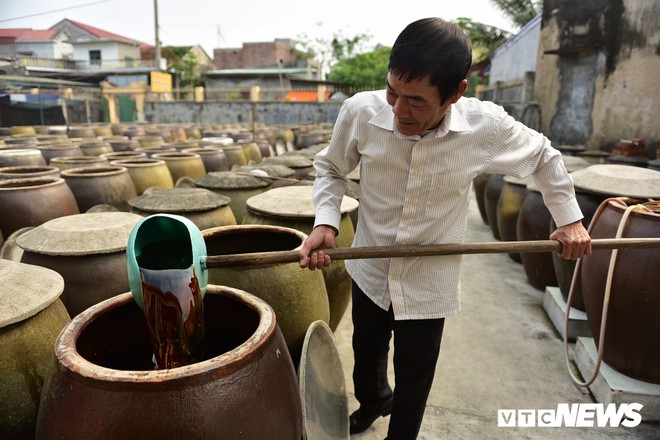 Ảnh: Cận cảnh quy trình sản xuất nước mắm truyền thống, 2 năm mới cho ra thành phẩm - Ảnh 8.