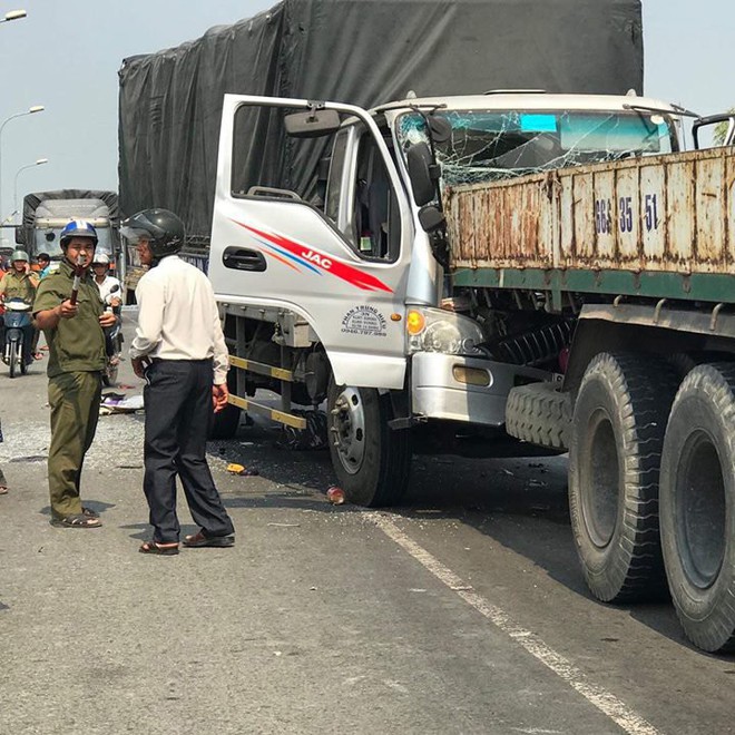 Tai nạn liên hoàn giữa xe tải và xe máy, cô gái nằm tại hiện trường khiến tất cả bị ám ảnh - Ảnh 2.