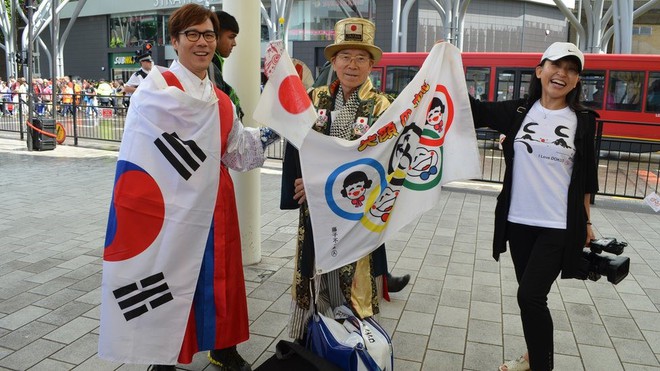 Fan cuồng 92 tuổi dùng cả tuổi thanh xuân đến cổ vũ Olympics - Ảnh 1.