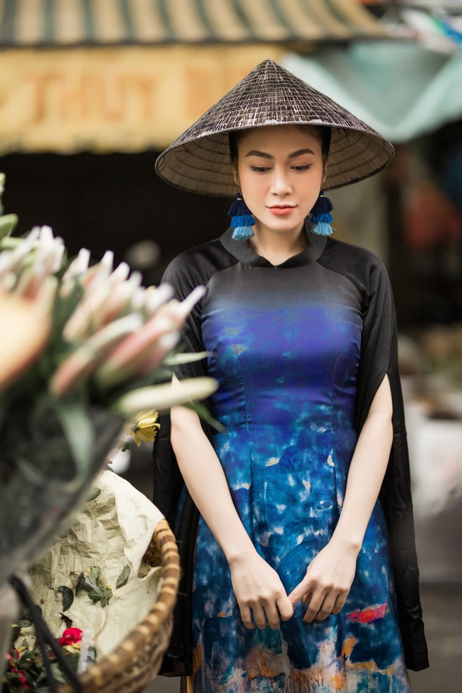 Hoa hậu Tuyết Nga thu hút sự chú ý khi diện áo dài xuống phố - Ảnh 4.