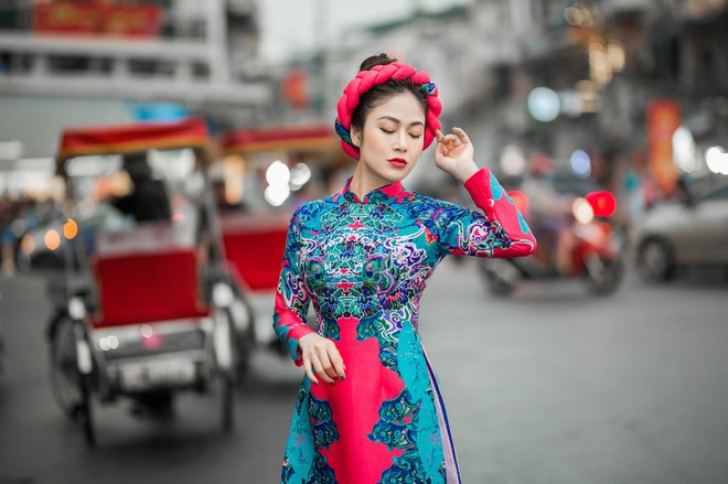 Hoa hậu Tuyết Nga thu hút sự chú ý khi diện áo dài xuống phố - Ảnh 3.