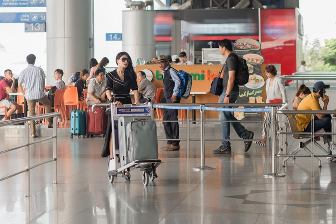 Vẻ quyến rũ khó rời mắt của Hoa hậu đang là tiếp viên hàng không Việt Nam tại sân bay - Ảnh 1.