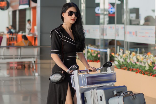 Vẻ quyến rũ khó rời mắt của Hoa hậu đang là tiếp viên hàng không Việt Nam tại sân bay - Ảnh 2.