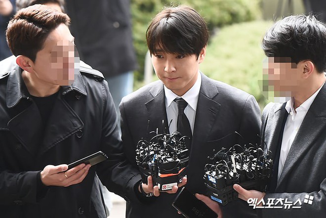 Sau 21 giờ thẩm vấn vì tội phát tán ảnh và hối lộ, Choi Jong Hoon nói gì trước hàng ngàn câu hỏi từ phóng viên? - Ảnh 2.