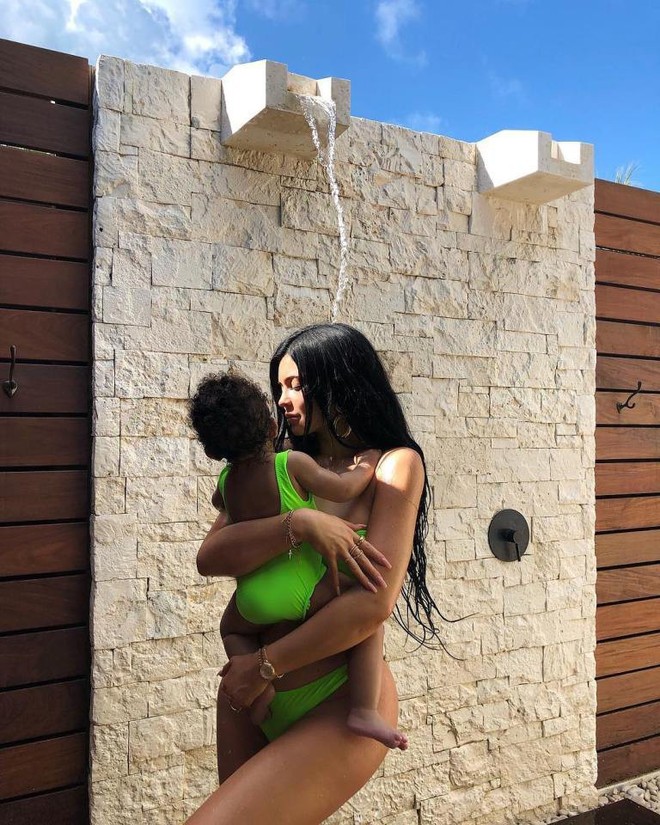 Mặc đồ đôi chất như mẹ con Kylie Jenner: Quá sang chảnh, toàn hàng hiệu, thần thái đỉnh từ mẹ đến con - Ảnh 2.