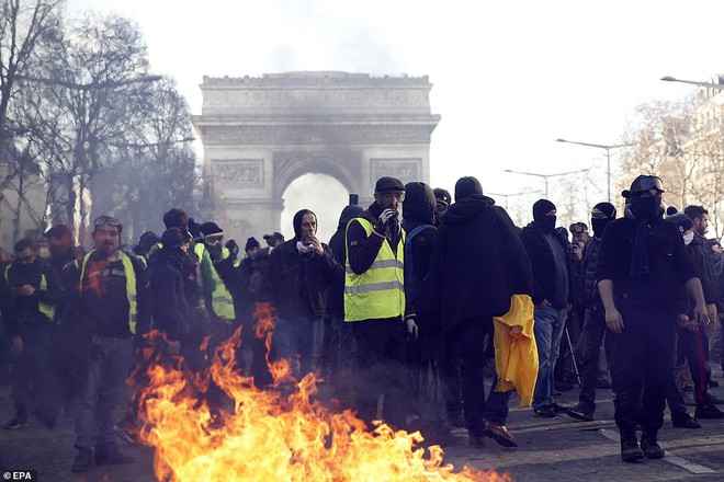 Cận cảnh loạt hình ảnh rúng động ở Paris hoa lệ khiến Tổng thống Pháp phải họp khẩn - Ảnh 9.