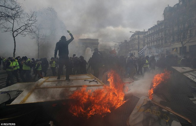Cận cảnh loạt hình ảnh rúng động ở Paris hoa lệ khiến Tổng thống Pháp phải họp khẩn - Ảnh 11.