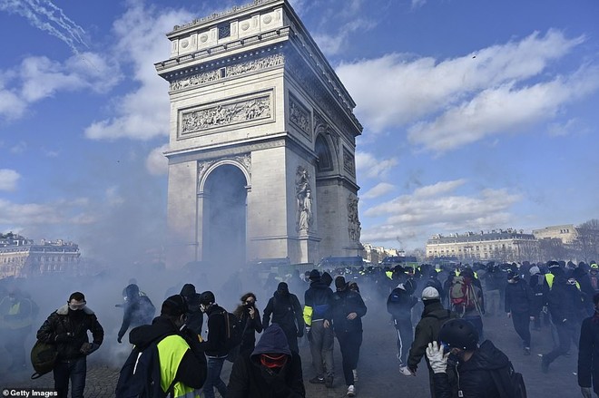 Cận cảnh loạt hình ảnh rúng động ở Paris hoa lệ khiến Tổng thống Pháp phải họp khẩn - Ảnh 13.