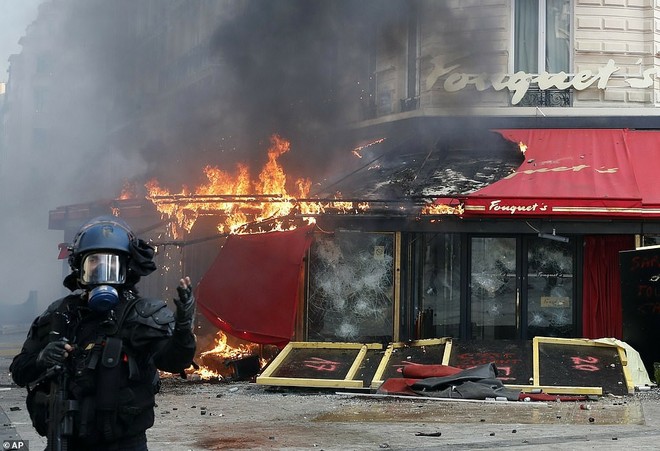 Cận cảnh loạt hình ảnh rúng động ở Paris hoa lệ khiến Tổng thống Pháp phải họp khẩn - Ảnh 1.