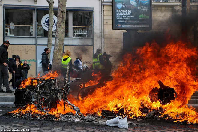 Cận cảnh loạt hình ảnh rúng động ở Paris hoa lệ khiến Tổng thống Pháp phải họp khẩn - Ảnh 20.