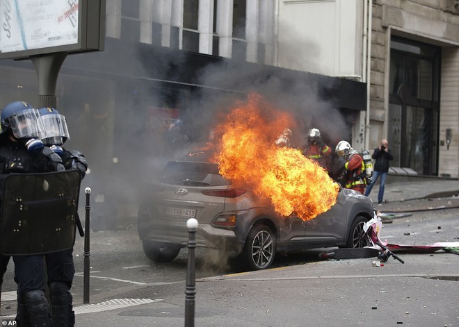 Cận cảnh loạt hình ảnh rúng động ở Paris hoa lệ khiến Tổng thống Pháp phải họp khẩn - Ảnh 21.