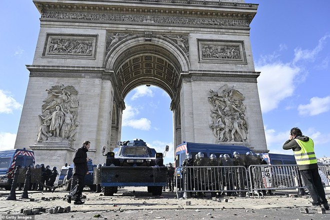 Cận cảnh loạt hình ảnh rúng động ở Paris hoa lệ khiến Tổng thống Pháp phải họp khẩn - Ảnh 26.