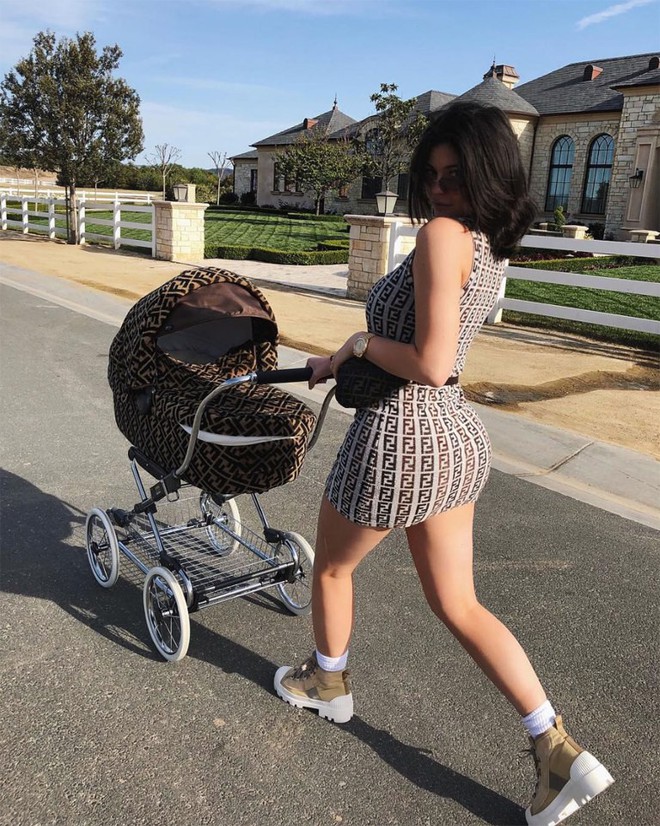 Mặc đồ đôi chất như mẹ con Kylie Jenner: Quá sang chảnh, toàn hàng hiệu, thần thái đỉnh từ mẹ đến con - Ảnh 4.