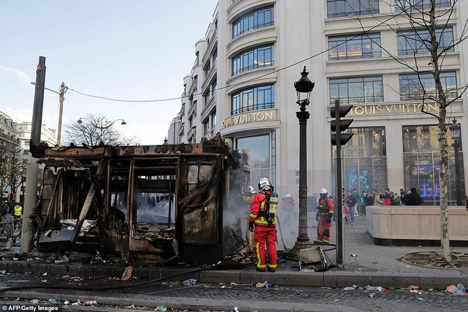 Cận cảnh loạt hình ảnh rúng động ở Paris hoa lệ khiến Tổng thống Pháp phải họp khẩn - Ảnh 6.