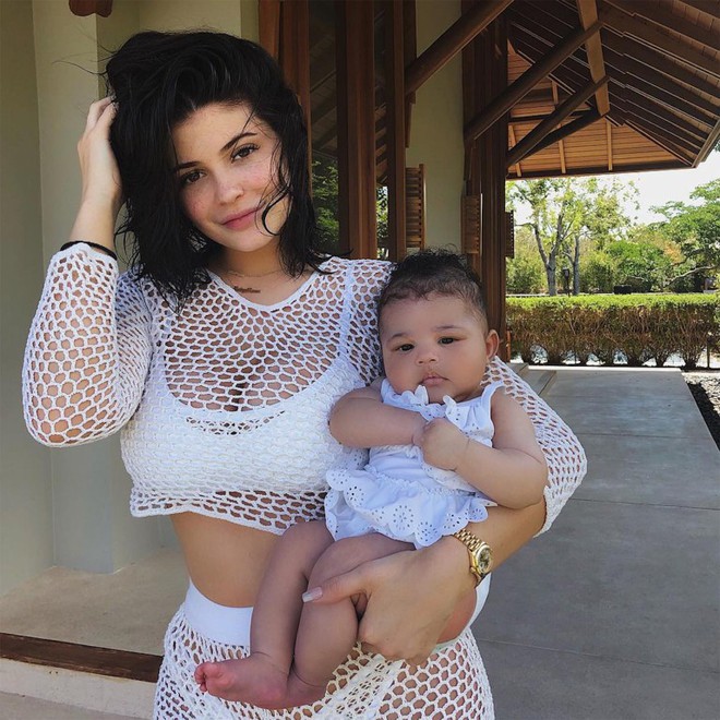 Mặc đồ đôi chất như mẹ con Kylie Jenner: Quá sang chảnh, toàn hàng hiệu, thần thái đỉnh từ mẹ đến con - Ảnh 8.