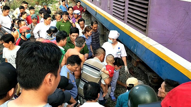 Nâng toa tàu hỏa cứu người đàn ông thoát chết hy hữu - Ảnh 1.