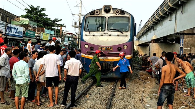 Nâng toa tàu hỏa cứu người đàn ông thoát chết hy hữu - Ảnh 2.