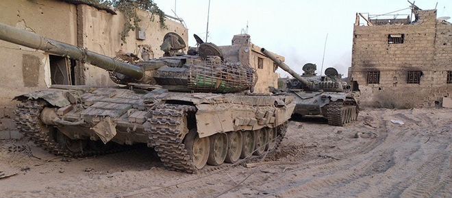 Những chiếc xe tăng T-72 được độ chế vỏ giáp siêu độc đáo của Quân đội Syria - Ảnh 2.
