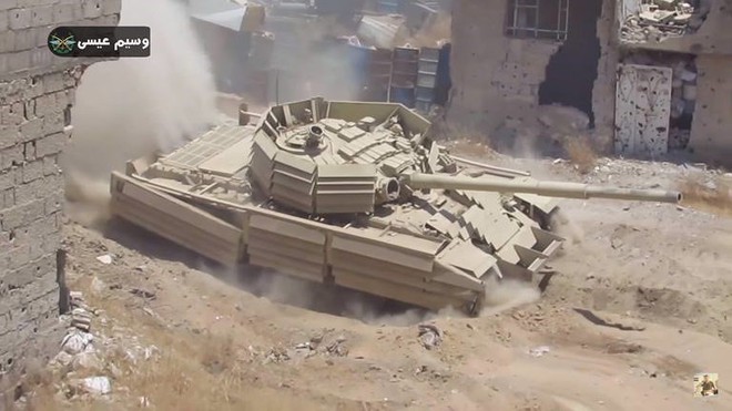Những chiếc xe tăng T-72 được độ chế vỏ giáp siêu độc đáo của Quân đội Syria - Ảnh 13.