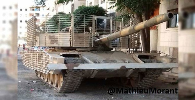 Những chiếc xe tăng T-72 được độ chế vỏ giáp siêu độc đáo của Quân đội Syria - Ảnh 7.