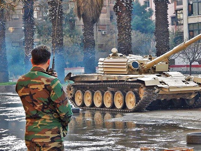 Những chiếc xe tăng T-72 được độ chế vỏ giáp siêu độc đáo của Quân đội Syria - Ảnh 10.