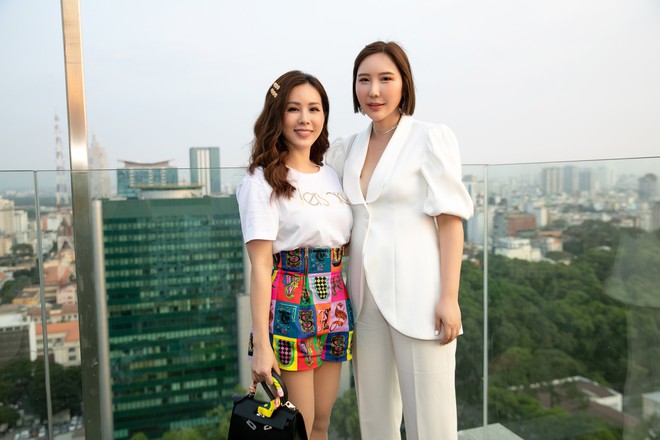 Hoa hậu Thu Hoài mặc toàn đồ hiệu, tự tin tạo dáng cùng nghệ sĩ Hàn - Ảnh 5.