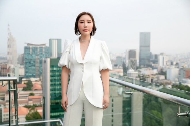 Hoa hậu Thu Hoài mặc toàn đồ hiệu, tự tin tạo dáng cùng nghệ sĩ Hàn - Ảnh 2.