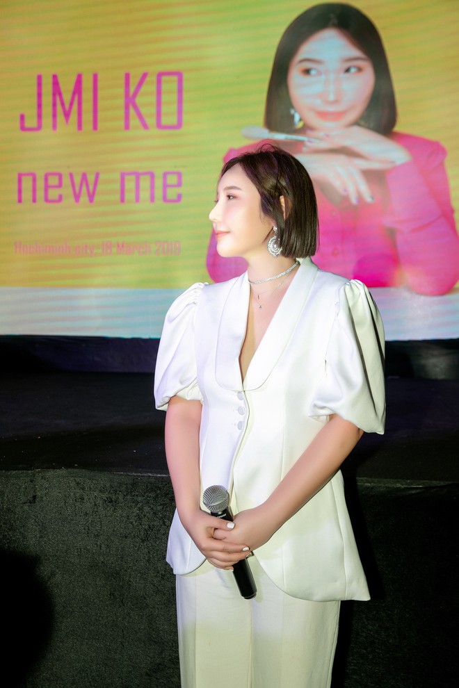 Hoa hậu Thu Hoài mặc toàn đồ hiệu, tự tin tạo dáng cùng nghệ sĩ Hàn - Ảnh 11.