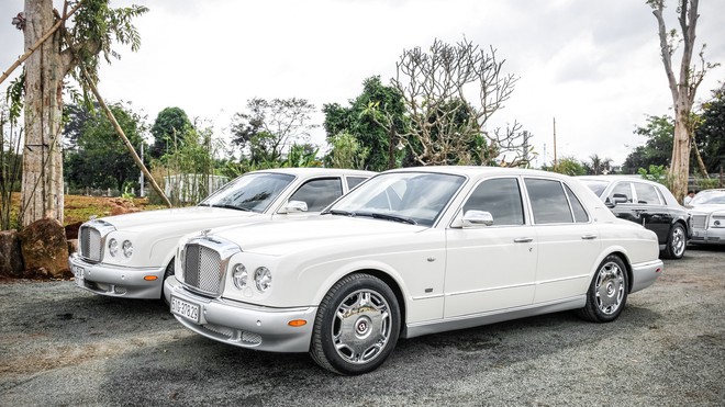 [VIDEO]: Cận cảnh quái vật Bentley Arnage hộ tống ông Đặng Lê Nguyên Vũ đến tòa - Ảnh 2.