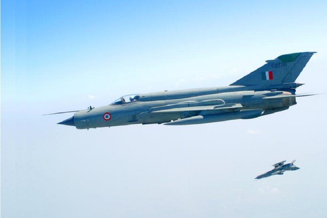 MiG-21, Su-30 MKI, Mirage 2000 Ấn Độ truy đuổi F-16 Pakistan: Trận không chiến kinh điển! - Ảnh 5.