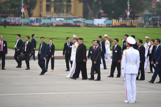 Chủ tịch Triều Tiên Kim Jong Un đến viếng Đài tưởng niệm các Anh hùng, liệt sĩ, Lăng Chủ tịch Hồ Chí Minh - Ảnh 2.
