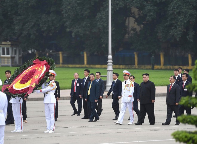Chủ tịch Triều Tiên Kim Jong Un đến viếng Đài tưởng niệm các Anh hùng, liệt sĩ, Lăng Chủ tịch Hồ Chí Minh - Ảnh 1.