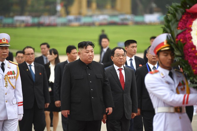 Chủ tịch Triều Tiên Kim Jong Un đến viếng Đài tưởng niệm các Anh hùng, liệt sĩ, Lăng Chủ tịch Hồ Chí Minh - Ảnh 4.