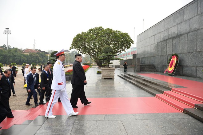 Chủ tịch Triều Tiên Kim Jong Un đến viếng Đài tưởng niệm các Anh hùng, liệt sĩ, Lăng Chủ tịch Hồ Chí Minh - Ảnh 5.