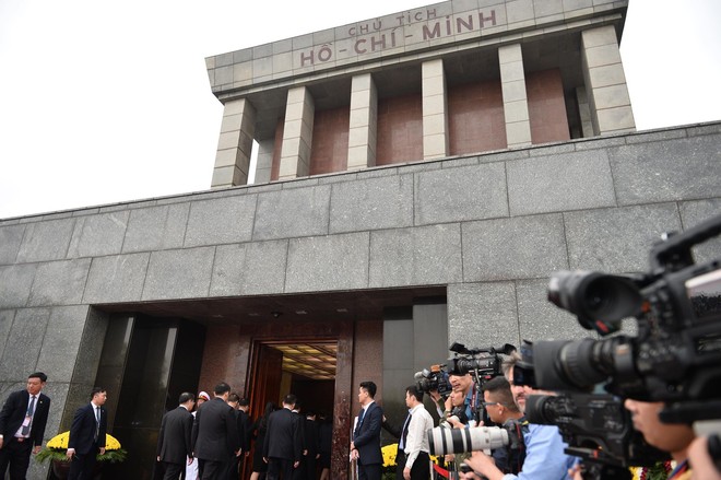 Chủ tịch Triều Tiên Kim Jong Un đến viếng Đài tưởng niệm các Anh hùng, liệt sĩ, Lăng Chủ tịch Hồ Chí Minh - Ảnh 10.