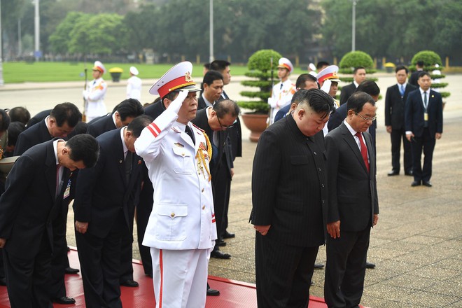 Chủ tịch Triều Tiên Kim Jong Un đến viếng Đài tưởng niệm các Anh hùng, liệt sĩ, Lăng Chủ tịch Hồ Chí Minh - Ảnh 8.
