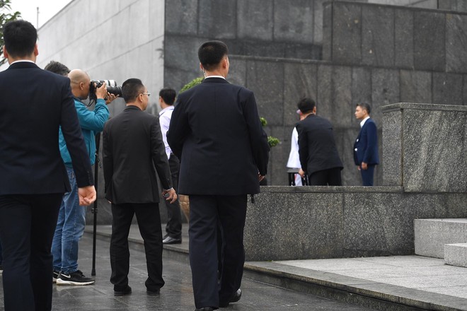Chủ tịch Triều Tiên Kim Jong Un đến viếng Đài tưởng niệm các Anh hùng, liệt sĩ, Lăng Chủ tịch Hồ Chí Minh - Ảnh 2.