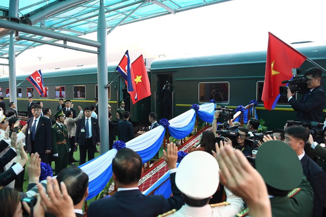 Chủ tịch Kim Jong Un vẫy tay chào tạm biệt và cảm ơn Việt Nam, lên tàu bọc thép, kết thúc chuyến công du - Ảnh 5.