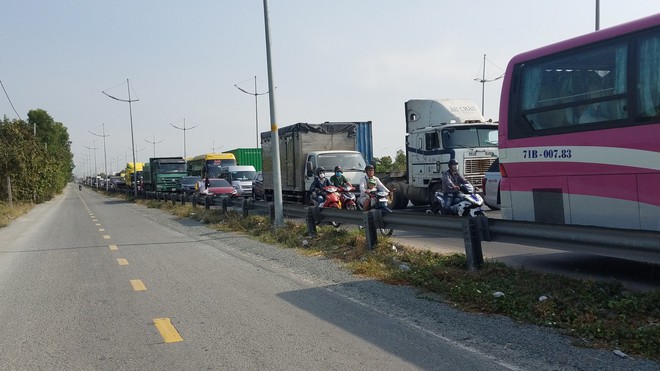 Xe khách va chạm xe container, nhiều người nhập viện cấp cứu ở Sài Gòn - Ảnh 1.