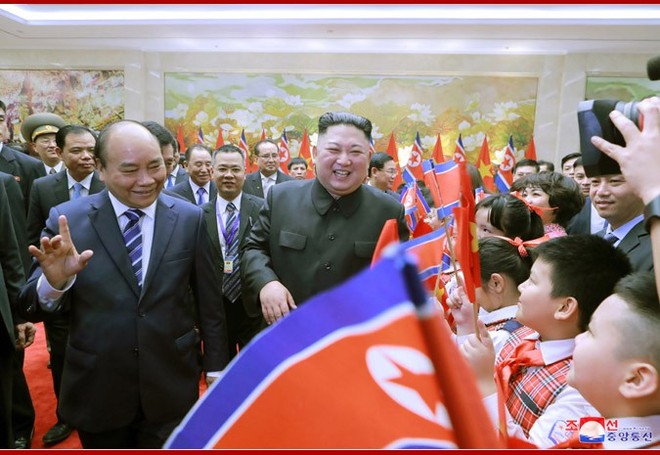 Tiệc chiêu đãi Chủ tịch Kim Jong-un tại Hà Nội qua ống kính phóng viên Triều Tiên - Ảnh 3.