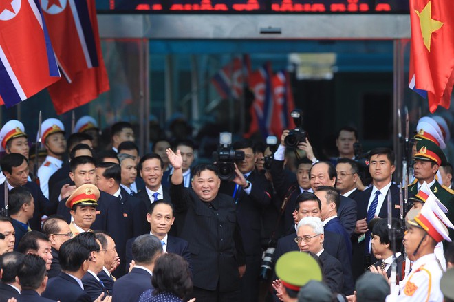 Chủ tịch Kim Jong Un vẫy tay chào tạm biệt và cảm ơn Việt Nam, lên tàu bọc thép, kết thúc chuyến công du - Ảnh 3.