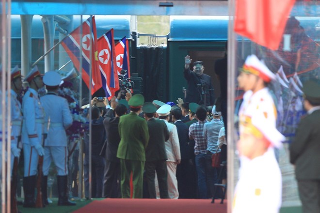 Chủ tịch Kim Jong Un vẫy tay chào tạm biệt và cảm ơn Việt Nam, lên tàu bọc thép, kết thúc chuyến công du - Ảnh 1.