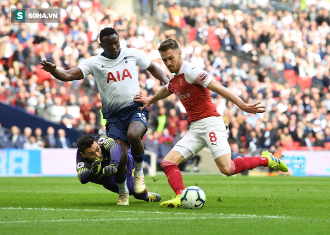 Trọng tài tặng Tottenham bàn thắng, Man United cười thầm trước Arsenal - Ảnh 2.