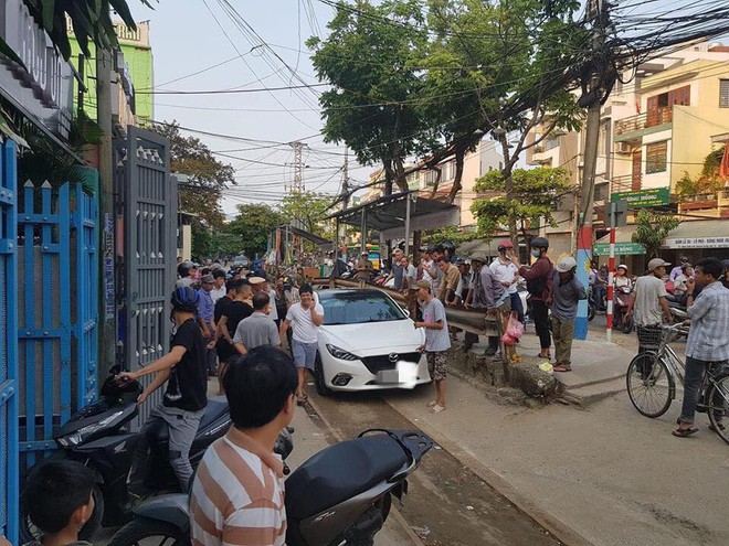 Đỗ xe ngang đường ray rồi đi chơi, chủ ô tô hại tàu hỏa không thể di chuyển phải đứng chờ - Ảnh 4.